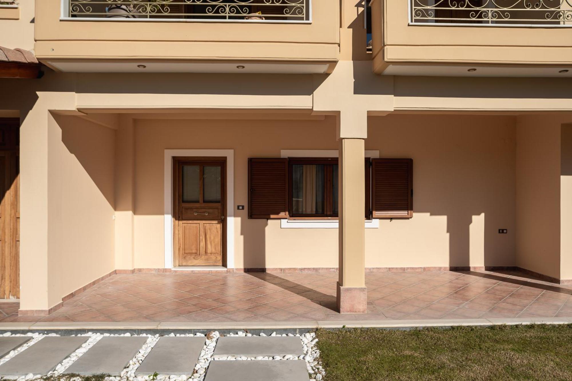 Elegance Suites Plataria Bagian luar foto