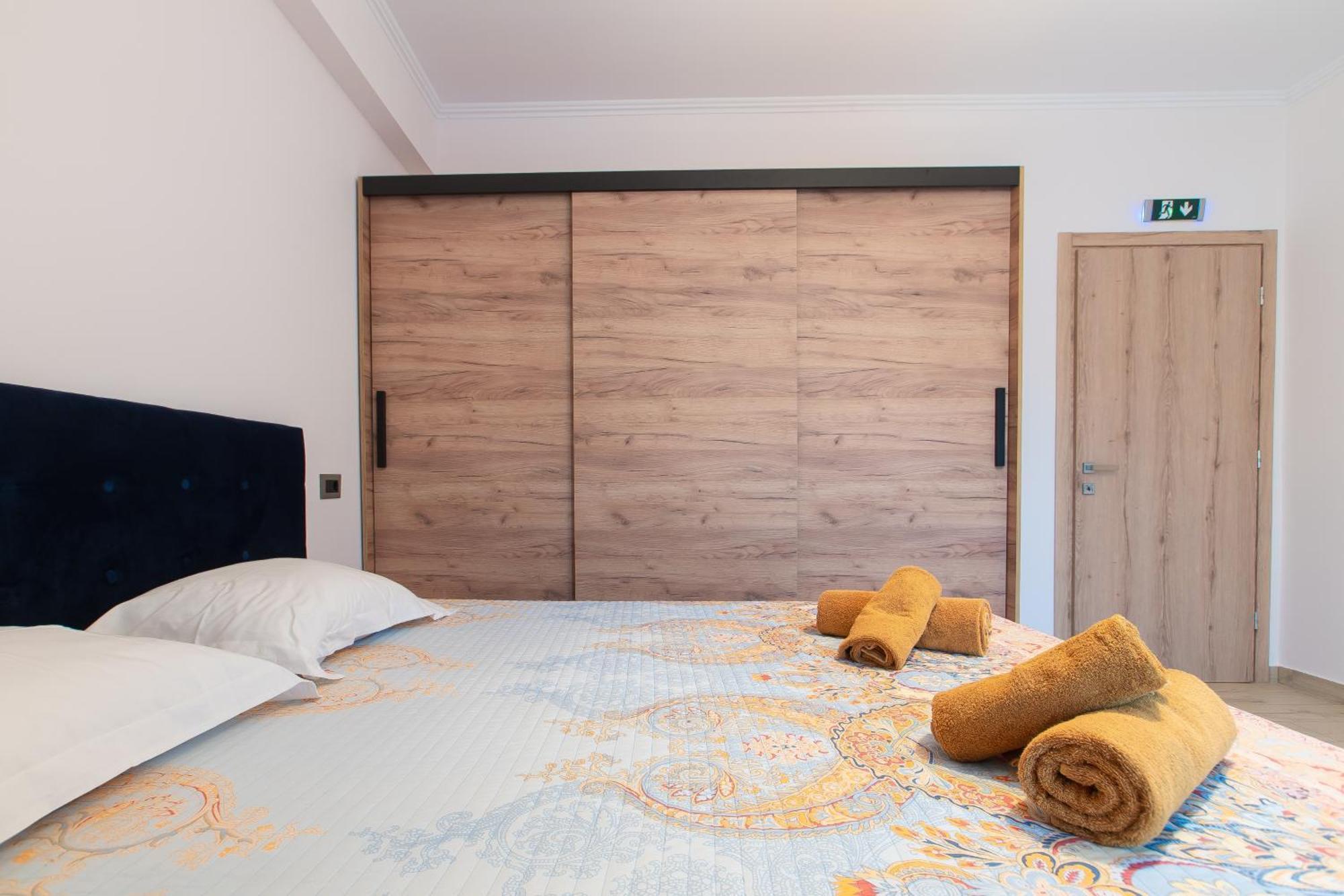 Elegance Suites Plataria Bagian luar foto