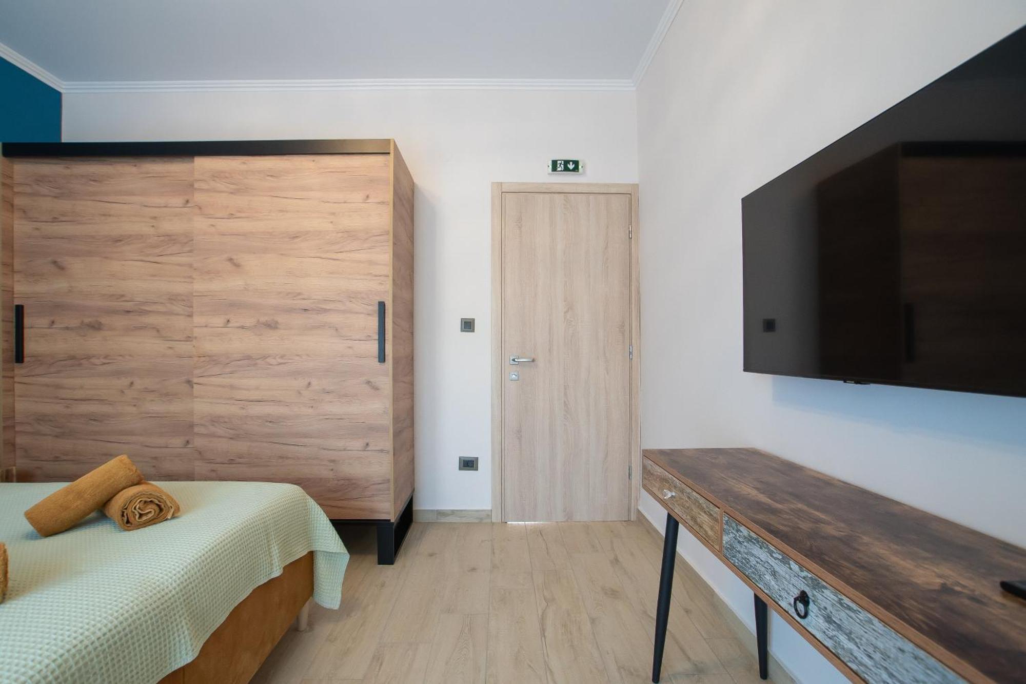 Elegance Suites Plataria Bagian luar foto